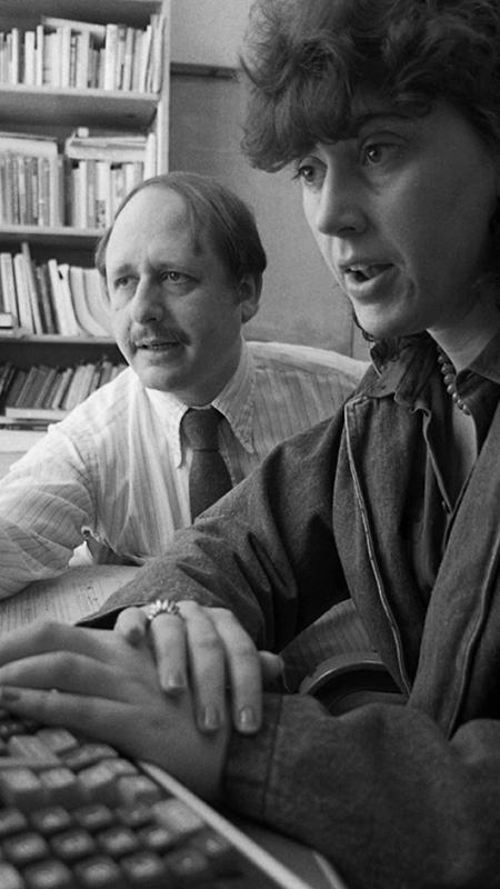 1984年，斯蒂芬·弗兰克与一名学生一起工作